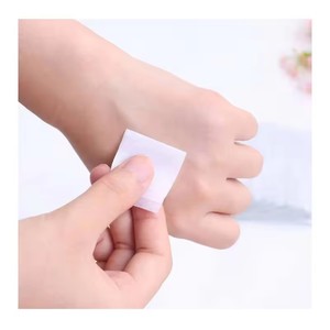 Échantillons gratuits Lingettes humides à 75% d'<span class=keywords><strong>alcool</strong></span> 100 pièces Lingettes préparatoires à l'<span class=keywords><strong>alcool</strong></span> jetables Lingettes humides antibactériennes désinfectantes pour le nettoyage quotidien - Product Image 5