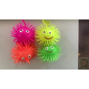 Balle en peluche lumineuse, jouet de compression et de décompression, jouet créatif pour enfants avec gros yeux et cheveux élastiques, styles d'yeux aléatoires - Product Image 3