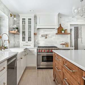 Armoires de cuisine modernes et luxueuses sur mesure avec design en bois, vente de solutions de rangement haut de gamme - Product Image 1