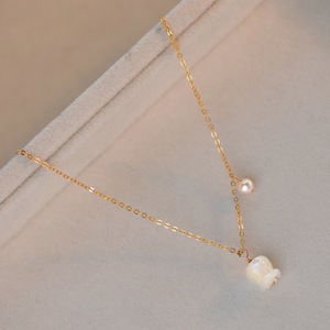 Collar de Perlas de Concha Natural con Flor de Lirio Envuelto en Oro de 14K, Cadena Ajustable para Clavícula, Nueva Colección Primavera/Verano 2022 - Product Image 3