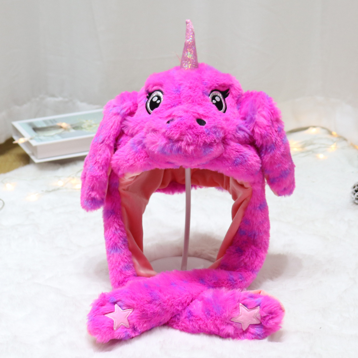 Unicornio floral rosa rojo. En movimiento