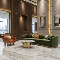 Ensemble de canapés en velours courbé de luxe moderne, base dorée, mousse haute densité durable, écologique, pour hall d'hôtel 5 étoiles, suite présidentielle