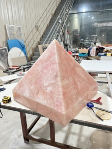 Kim tự tháp pha lê hồng, vật trang trí phong thủy - Product Image 4