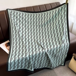 Écharpe carrée d'été pour <span class=keywords><strong>femme</strong></span> en polyester à motif géométrique, protection solaire pour usage quotidien et activités de plein air - Product Image 4