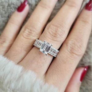 Anillo de Compromiso de Diamantes de Corte Esmeralda en Oro Blanco para Mujer Q298 con Piedras Laterales Baguette, Diamante Natural Color D - Product Image 4