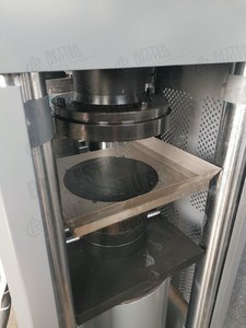 Machine d'essai de compression automatique ASTM EN 2000-4000 kN pour cubes de béton, à quatre colonnes, avec piston à simple action - Product Image 3
