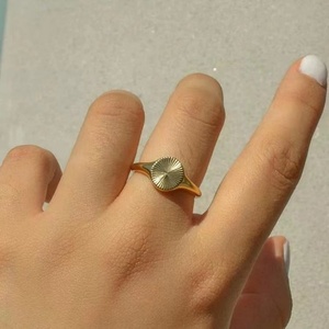 Anillo de Acero Inoxidable Chapado en Oro de Alta Calidad, Diseño Simple y Minimalista con Flor de Sol para Mujer - Product Image 5
