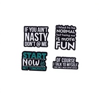 Broche en métal nickel noir émaillé personnalisée avec lettres noires, idéale pour uniformes scolaires, vente en gros, cadeau de bijouterie