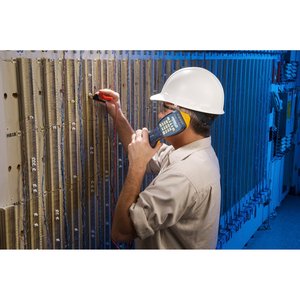 Analyseur de réseau portable Fluke Networks Ts52 Pro avec écran LCD, alimenté par batterie, et pinces de test à broche perforante - Product Image 5