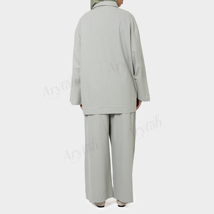 <span class=keywords><strong>Set</strong></span> Elegante Minimalista Verde Polvere per Donne Musulmane, Tunica con Colletto a Polo e Pantaloni, Outfit Islamico Modesto per il Tempo Libero - Product Image 4