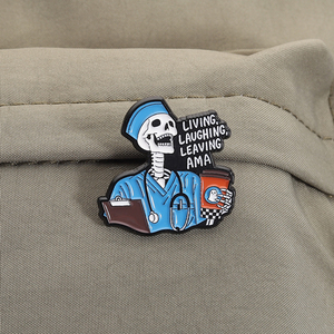 Broche en émail de médecin-squelette, médical avec caractère, broche crâne, thème médical amusant, badge de revers, bijoux, cadeau, vente en gros - Product Image 3