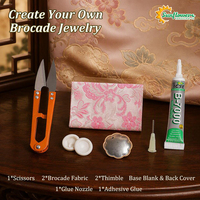 Kit DIY d'accessoires pour cheveux en brocart - Tissu chinois authentique, supports métalliques, colle et outils pour créer des accessoires élégants.