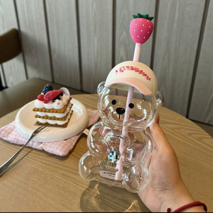 Gobelet en verre Strawberry Bear avec couvercle et paille, réutilisable, anti-fuite, pour les fêtes - Product Image 3