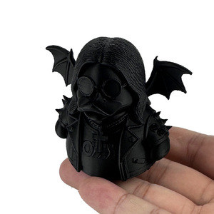 Statuetta di anatra nera alta 6,2 cm con ali di pipistrello e occhiali da sole, decorazione da scrivania, regalo artigianale - Product Image 4