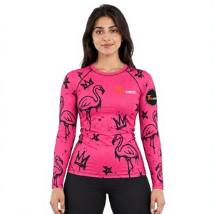 Camiseta de compresión MMA rosa para mujer de manga larga con estampado de corona de flamenco negro - Product Image 1