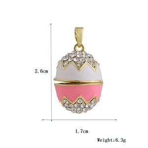 P76 Nouveauté, Meilleure Vente : Breloques Pendentifs Œuf Style <span class=keywords><strong>Fabergé</strong></span> en Laiton Plaqué Or 18K, Émail et Cristal <span class=keywords><strong>de</strong></span> Zircon, pour la Fabrication <span class=keywords><strong>de</strong></span> Pendentifs, Vente en Gros - Product Image 5