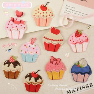 Grande collection de patchs autocollants mignons et colorés en forme de gâteau du désert, beignets, cupcakes et biscuits pour la décoration de chapeaux et de vêtements - Product Image 4