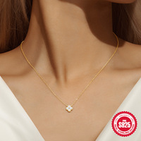 Collier, bague et boucles d'oreilles en argent sterling 925 avec pendentif trèfle à quatre feuilles de luxe SPJ Wholesale pour femmes et filles.