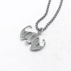 Pendentif de collier en acier titane, pendentif chauve-souris rétro, accessoires de vêtements de moto tendance pour hommes et femmes, bijoux pour hommes - Product Image 3