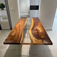 Tables à manger en bois massif avec bord naturel et résine époxy - Couleurs et dimensions personnalisables pour la décoration de fermes, d'hôtels et de maisons