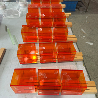 Cube en acrylique ambré haute transparence, épaisseur personnalisable, avec service de découpe pour l'exposition de produits et les présentoirs de vente au détail