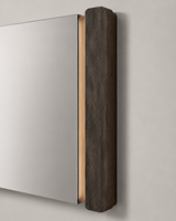 Miroir de salle de bain rectangulaire sur mesure en gros avec panneaux latéraux en bois foncé et lumière chaude pour projets hôteliers et commerciaux