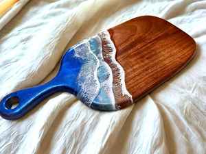 Planche à découper en bois de résine de style artisanal, fabriquée à partir de bois d'acacia et de bois de manguier, offrant une caractéristique unique du bois - Product Image 3