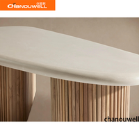 Table basse d'extérieur moderne |   Base cannelée en teck recyclé |   Top asymétrique composite confortable pour la cour, résistant aux intempéries