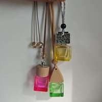 Vente flash Nouveauté 8ml Flacon de parfum vide pour voiture Pendentif Diffuseur en verre avec bouchon en bois
