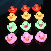 Canard de bain en vinyle jaune en gros, jouet amusant pour bébé, gadgets ludiques, canards de bain LED multicolores scintillants pour parents