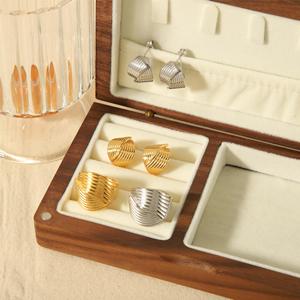 Ensemble de boucles d'oreilles géométriques en acier inoxydable, clous plaqués or 18 carats, bijoux unisexes tendance pour les soirées - Product Image 2