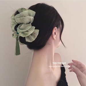 Grande fermaglio per capelli a pinza in organza verde salvia con volant e nappa, elegante fermaglio per chignon con stampa floreale per <span class=keywords><strong>donna</strong></span>, da sera - Product Image 4