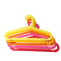 Usine personnalisé coloré en plastique enfants enfant manteau cintre organisateur pour garde-robe et espace de blanchisserie cintre en plastique