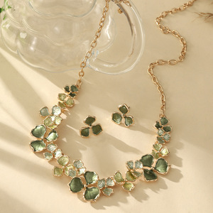 Collier ethnique KAMMY pour femme, style géométrique exagéré, en émail, avec boucles d'oreilles clous vintage à pétales floraux, et ensemble cadeau pour mariage ou fête - Product Image 3