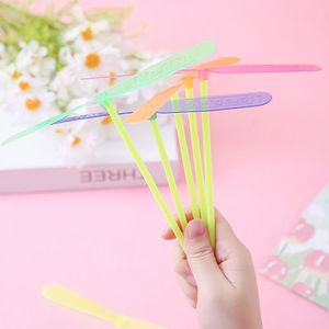 Jouet volant à inertie en plastique Dragonfly Bamboo pour enfants de 4 à 7 ans, design classique unisexe, version premium - Product Image 2