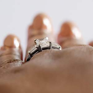 Anillo de compromiso de tres piedras de moissanita de corte princesa para cumpleaños o regalo de aniversario de novia - Product Image 4