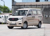 Minibus Wuling Hongguang V 5 portes 7 places à entrée facile avec porte coulissante large et seuil bas pour personnes âgées ou enfants scolarisés