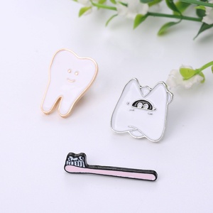 Spilla in smalto morbido con denti in metallo e smalto simpatica divertente con spilla per spazzolino da denti con spillo placcato in oro per decorare con spilla da dentista - Product Image 4