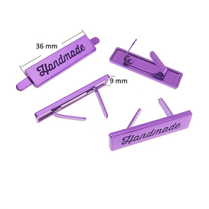 Étiquettes de vêtement faites à la main en métal étiquettes bricolage vêtements sacs fait à la main lettre étiquette couleur violette - Product Image 2
