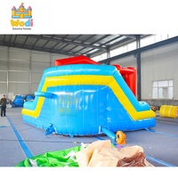 Structure gonflable Bluey avec toboggan aquatique, pour le plaisir familial en plein air et le divertissement des enfants