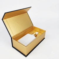 Étui rigide en carton noir obsidienne de luxe avec doublure en feuille d'aluminium pour l'emballage de whisky et de champagne haut de gamme