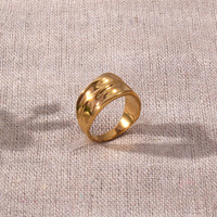 Unregelmäßiger Strukturierter Bandring Edelstahl 18K Vergoldet Organische Wellenoberfläche Breiter Fingerring für Frauen Täglicher Schmuck