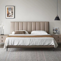Lit moderne King Size doux avec cadre en bois, tête de lit de style hôtel, revêtement en tissu, dimensions 180x200cm