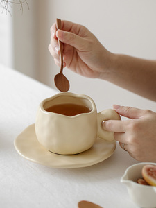 Tasse à café en céramique Kawaii Cloud écologique de 330 ml avec soucoupe, petite tasse à petit-déjeuner mignonne et ensemble assiette pour fêtes et cadeaux - Product Image 4