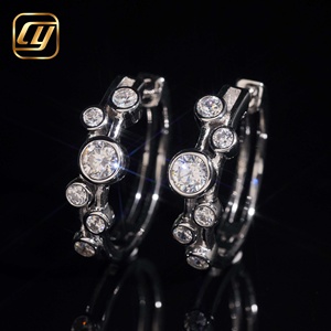 Pendientes de Aro Huggie de Plata de Ley S925 con Moissanita D VVS, Engaste Redondo con Múltiples Piedras, Pequeños Círculos, Joyería Fina - Product Image 1