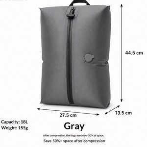 Sac de compression sous vide 18L avec poignée de transport, fermeture éclair étanche et valve d'air pour le rangement des vêtements - Product Image 6