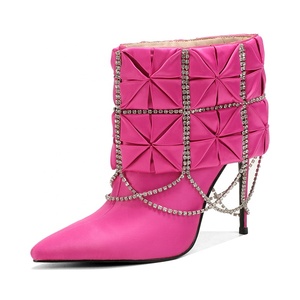 Bottes à talons hauts en satin rose personnalisées, style western, avec chaînes en strass, bout pointu et <span class=keywords><strong>talon</strong></span> compensé, <span class=keywords><strong>pour</strong></span> la vente en gros - Product Image 1