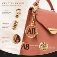 Pendentif de sac en métal personnalisé avec monogramme en or, fermoir mousqueton et chaîne, porte-clés personnalisé
