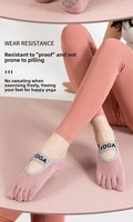 Chaussettes de yoga à cinq doigts antidérapantes de couleur unie pour femmes Longueur de l'équipage absorbant la sueur avec logo de trampoline de marée arrière sur le corps