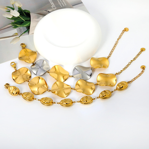 Pulsera de Acero Inoxidable Chapada en Oro de 18K, Diseño Irregular con Textura Metálica, Cadena con Placa Redonda Grande, Venta al Por Mayor para Mujeres - Product Image 2